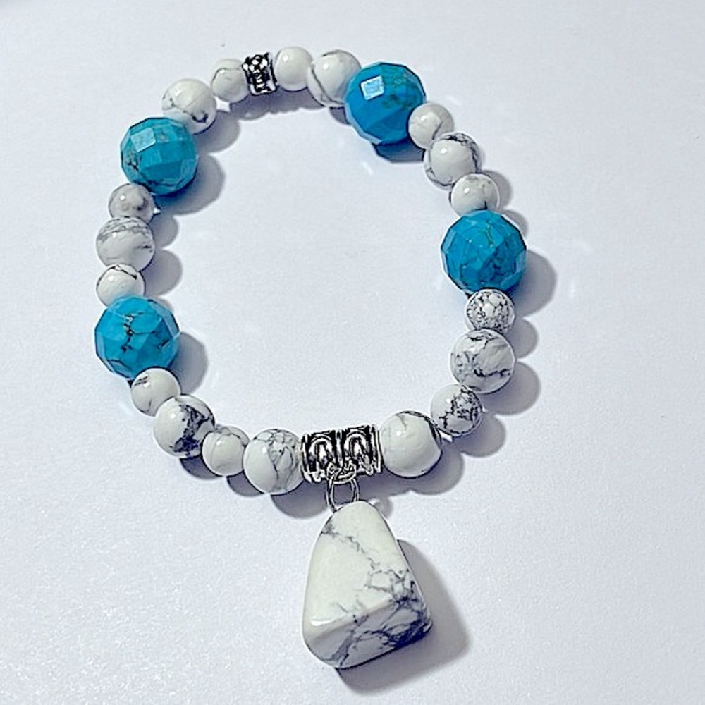 Genuine White Howlite w/ Faceted Blue Howlite & Freeform Pendant 🤍💎 - Picture 3 of 9